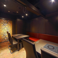 【優雅な個室】5名様~12名様でご利用いただけます。落ち着いたライトの中、ゆっくりお食事頂ける和モダンンの完全個室です。
