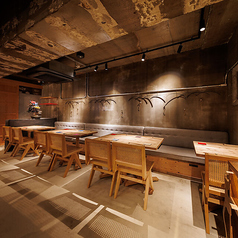 ゆったりと配置されたテーブル席は、お仲間との会話も弾む、くつろぎの空間です！自慢の原始焼きや逸品料理を囲んで、思い出に残る楽しい時間をお過ごしください♪ お食事を心ゆくまで満喫できる、快適な空間をご用意しております。