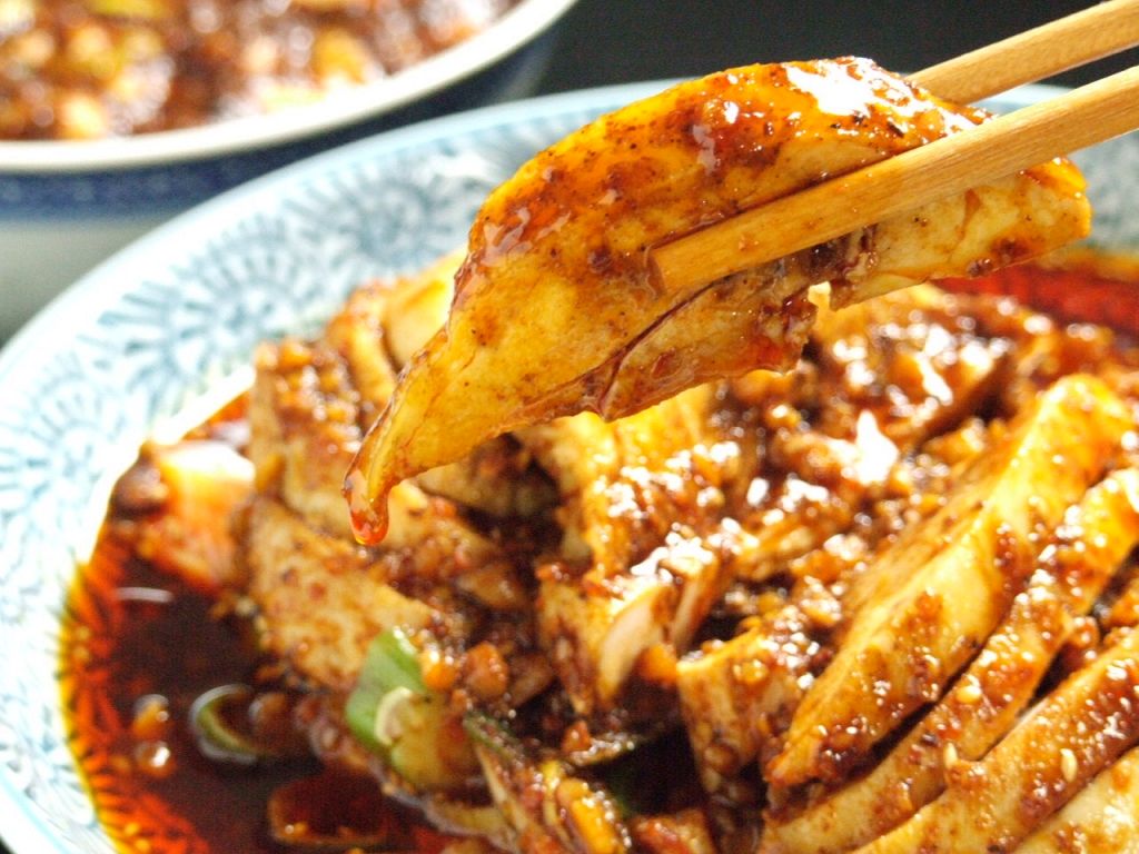 【人気No1】よだれ鶏…朝一番で鶏丸ごと仕込む！タレが絶品！！