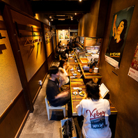 ゆったりと過ごせるカウンター席は実は特等席！