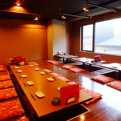 足をおろしてゆったりとお過ごしいただける掘りごたつ席。16名様までのご宴会にご利用頂けます。会社のご宴会や打ち上げにもオススメのお席です。