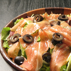 生ハムとブラックオリーブのサラダ