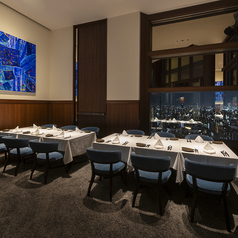 窓際のお席からは東京スカイツリー(R)を眺めながらお誕生日＆記念日、会食、ご接待など大切な方との会食にご利用頂けます！