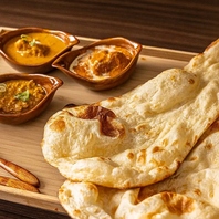 時間をかけた手作りカレーとナンの相性を堪能