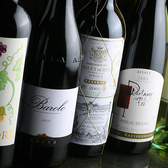 【ワインの楽しみ方】コストパフォーマンスに優れたテーブルワインから厳選されたこだわりのセレクトワインまで、多彩なラインアップをご用意しております。さまざまな料理と相性抜群のワインを取り揃え、特別なひとときを演出します。心地よい空間で、気軽にワインを楽しむことができます。豊かな味わいを体験する場。