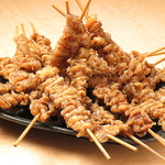 【名物!! 秘伝かわ串】甘辛タレの絡んだパリパリの鶏皮串♪秘伝のスパイシー粉をかけてどうぞ！