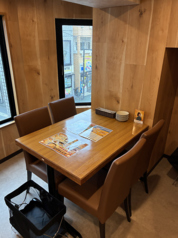 こちらも窓際に面した4名様用のテーブル席となっております◎お席の足元には荷物入れをご用意しておりますので、お荷物が多いお客様でも安心してゆったりとお食事をお楽しみいただけます♪カジュアルな飲み会や、お仕事帰りのお集まりなど、様々なシーンでご活用くださいませ!ご予約お待ちしております◎