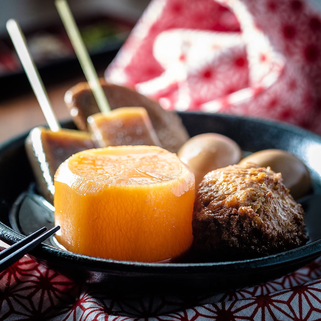 味の染み込んだ黒おでん。どの具を食べても味がシミシミで絶品です。お酒にもおかずにも◎