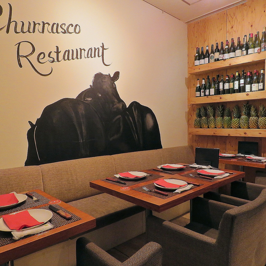 おしゃれな店内で素敵なひと時を♪店内、テラス店内、お好みなお席でお食事を