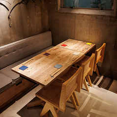 ご家族やご友人とのご利用にぴったりのテーブル席！活気ある店内の雰囲気を楽しみながら、自慢の原始焼きや創作料理をご堪能いただけます。美味しい料理を囲んで、笑顔あふれる素敵な時間をお過ごしください♪