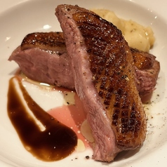 ハチミツでキャラメリゼした鴨肉のロティの写真