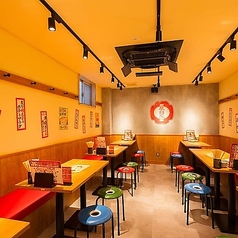 【屋台気分を楽しめる♪】九州博多の風物詩“中洲の屋台村”の雰囲気と名物料理が楽しめる大衆居酒屋！提灯の灯りに包まれながら、仲間ともつ鍋を囲むもよし。特選馬刺しなど一品料理に舌鼓を打つもよし。飲み放題付宴会コースで大人数の打ち上げなどさまざま楽しみ方をご提供！