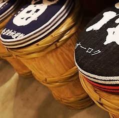 一枚板のカウンター席は、お一人様やデート、大切な方との記念日や誕生日などの特別なシーンに最適です。職人の調理風景を間近で見られる特等席で、お料理の臨場感とともに特別な時間をお過ごしいただけます。親密な語らいに花を咲かせてください。