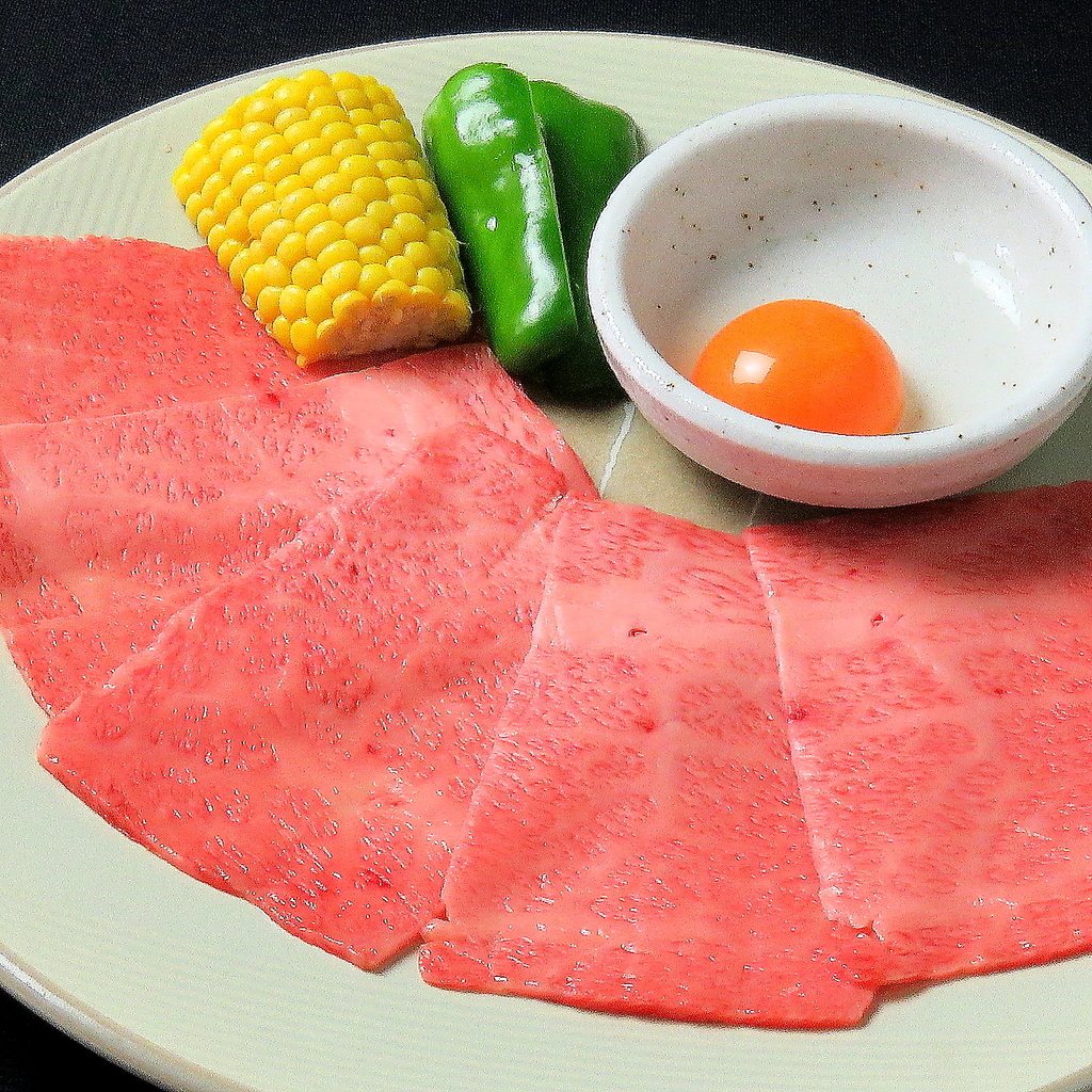 店主も自慢の一品「焼きしゃぶ」。A5の黒毛和牛を片面5秒焼き！SNS映え間違いなし。ご賞味あれ！