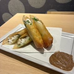 鱧と香味野菜、自家製梅肉春巻き揚げ