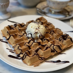 焼きたてワッフルアイスクリーム添え