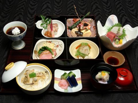 旬の味覚と極上の素材でおもてなし。食通を魅了し続ける日本料理のお店