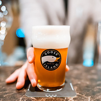 多彩なビールを片手に、賑やかで楽しいひとときを。