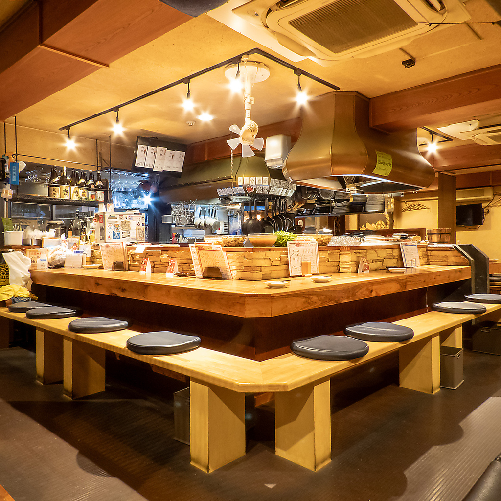 目の前に食欲そそるおばんざいが並んだカウンター席で、ゆったりとしたひとときをお過ごしください。
