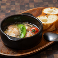 料理メニュー写真 ぷりぷりエビのアヒージョ　バゲット添え