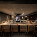 オープンキッチンを囲む22席のカウンター席は、目の前で繰り広げられる原始焼きの調理風景を楽しめる特等席！熟練の技で焼き上げられる旬の食材を眺めながら、出来立ての絶品料理を心ゆくまでご堪能ください♪