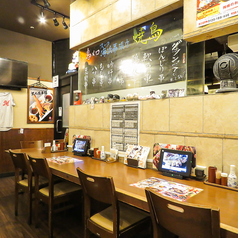 【カウンター席】お一人様でもOK！お仕事帰りに喉を潤しながら、備長炭で焼き上げる自慢の焼き鳥をご賞味ください♪