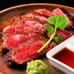 厳選して仕入れるこだわりの黒毛和牛を使ったステーキは、噛んだ瞬間に肉汁が口の中に溢れる一品。