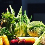 静岡の物を中心に国内外の厳選した野菜を使用。季節によって移り変わる香りや味わいを楽しめます。