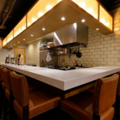 店内には、オシャレなL字型のカウンター席を12席ご用意しております♪お一人様でじっくりとお酒を味わいたい時や、大切な方とのデートにもおすすめです◎落ち着いた雰囲気の中で素敵な時間をお過ごしください。