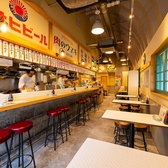 店内に吊り下げられたメニューと剥き出しの電球が輝く昭和レトロのおしゃれな雰囲気!一人飲みやカップル利用にもおすすめのカウンター席や、家族でのお食事から飲み会まで様々なシーンに使いやすいテーブル席など、気軽にご利用いただけます♪駅近の飲み会はぜひ「肉のウヱキ」で!