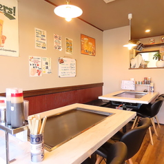 テーブルを2つ繋げることで、8名様までご利用いただけます◎グループでのご利用や、ちょっとしたお集まりにぴったりのお席です。皆さまでワイワイ、楽しいひとときをお過ごしください！