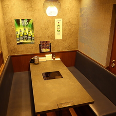 半個室のようにご利用いただけるテーブル席もございます。本格的な韓国の鍋を囲みながら、お気に入りのドリンクで乾杯!旨辛な味わいがたまらないお料理の数々を、気心知れたお仲間内でお楽しみください♪