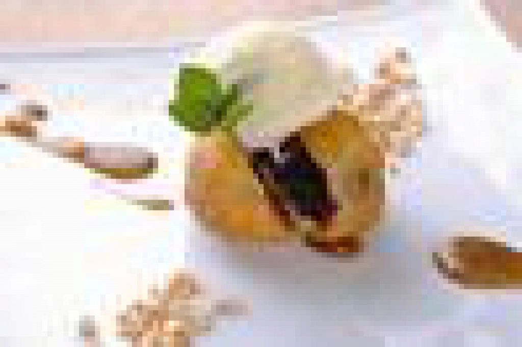 揚げホットクのバニラアイス添え　　～中には生チョコが～