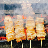 人気の定番豚バラの串焼き。じっくりキツネ色に焼き上がるまで丁寧に仕上げます。余分な脂を落とし、煙に燻され香ばしく最高な状態をお召し上がり頂けます。