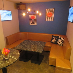 ゆったりと過ごせるソファー席。疲れにくいので時間を忘れてゆったりと談笑できます。お酒はもちろん、途中でお腹が空いた際はお食事も多種ご用意ございますのでお店を変える必要はありません。朝までたっぷりお楽しみいただけます◎落ち着いた大人な雰囲気の店内はデート・少人数での飲み会など様々なシーンでご利用可能♪