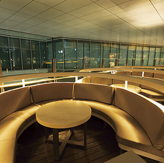 ゆったりくつろげるソファーのお席もございます。