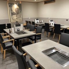 大人数様向けのテーブル席を3卓ご用意しております。靴を履いたまま、気軽に座れるお席です！次亜塩素酸散布などの感染症予防対策もばっちりです☆ご家族連れにもおすすめです★