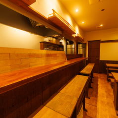 当店のカウンター席は、焼き鳥を目の前で楽しめる特等席です。シェフが丁寧に焼き上げる様子を間近で見ることで、食事の楽しさが倍増します。お一人様でもリラックスできる空間で、気軽にお越しいただけます。新鮮な地鶏と厳選されたお酒のマリアージュを楽しむ特別な時間を、ぜひカウンターで体験してください。