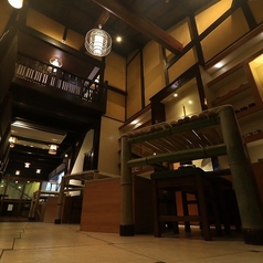 デートや仲のいいご友人とのお食事に♪落ち着いた雰囲気の照明でほっとできる空間です。