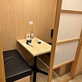 周りのお客様の視線を気にすることなく、プライベートな空間でお食事が楽しめる個室や半個室のお席をご用意しております。4名様・8名様向けの個室は、接待やデート、少人数でのご宴会など様々なシーンで大活躍!落ち着いた空間でこだわりの逸品を存分にご堪能ください。