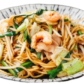 【ランチ12時～営業】毎日12時から営業中！名物メニュー”唐揚げ定食”1個でも2個でも10個までなら何個でも同価格♪その他、チキン南蛮定食・チキンステーキ定食・豚キムチ定食のほか、欲張りナポリタンや上海やきそばセットなど麺類も充実♪詳細は”ランチページ”をご確認ください！