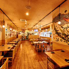 【1F】木の温もりを感じる落ち着いた空間。各テーブルはゆったりと配置されており、周囲を気にせずくつろげるのが魅力です。人数に合わせた柔軟なレイアウトで、少人数からグループ利用まで幅広く対応。食事と会話をゆったり楽しめる、居心地の良さが自慢です。