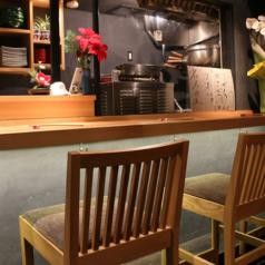 デートや接待におすすめの、隣り合ったカウンター席です。