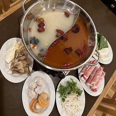 本格 火鍋 麻辣 × 白湯　お一人様(1人前)　※事前予約のみ。※ご注文は2人前から承ります。
