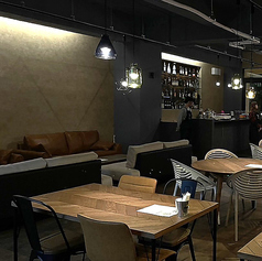 洗練されたお洒落な店内には、形状の異なるこだわりのテーブル席をご用意。陽気で開放的な雰囲気を演出します。ご家族やご友人とテーブルを囲み、本格的なメキシコ料理を囲めば会話も弾みます！心地よい活気に満ちた、特別なひとときを♪