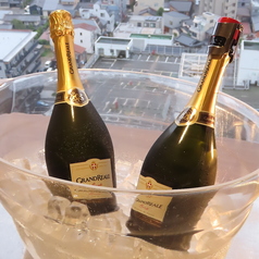 クラフトビールを含む多彩なドリンクが飲み放題