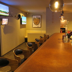 お一人様でも気軽にお越しいただけます。お仕事帰りに一日の疲れを癒す至極の一杯を。仕入れ、調理からこだわり抜いたお酒に合う逸品料理もございます。肩を並べて座れるので友人同士、デートにもピッタリです◎様々なシーンにご利用いただけます。忙しい日常を忘れゆっくりと流れる時間をリラックスしてお過ごしください。