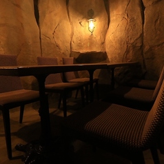 モルタル造形の岩が積まれた洞窟です。屋根にも岩が積まれているので、雨の日にもご利用可能です！洞窟のお席から眺める水琴窟のある庭園を眺めながら、非日常の空間でお食事をお楽しみください。2時間5,000円(30分で1,000円の追加)の貸し切りお席料金をいただきます。