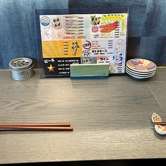 お客様にゆったりと寛いでいただけるよう、カウンター席は比較的広めの設計にしております。お隣との距離を気にせず、自慢の日本酒やおつまみをじっくりと味わうことができます。お仕事帰りのサク飲みや、自分へのご褒美タイムに最適です。