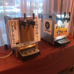 注いだばかりの樽生ビールは絶品！黒ビールもあります★の写真
